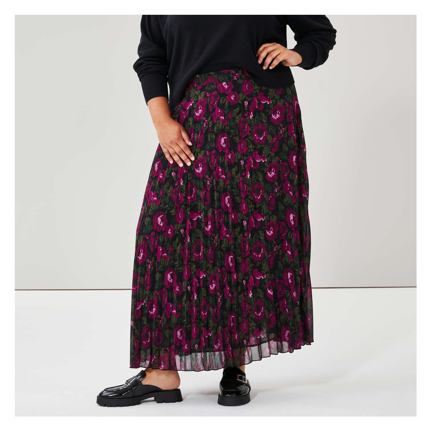 Women Pleated Maxi Skirt in Black from Joe Fresh