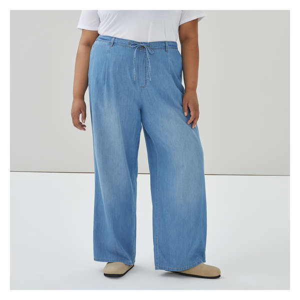 Women+ Medium Wash Pull-On Chambray Pant - Medium Wash