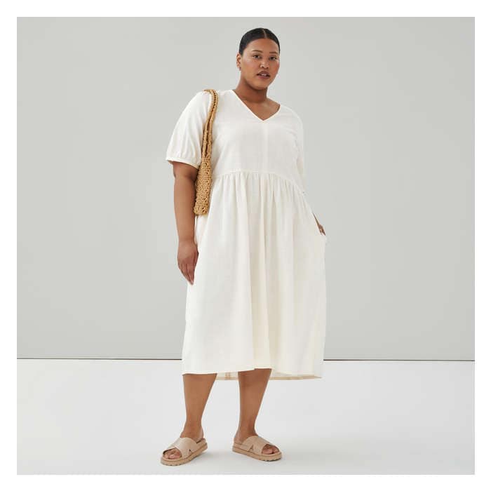 Aux Femmes Robe midi en coton à col en V Femmes+ - Crème