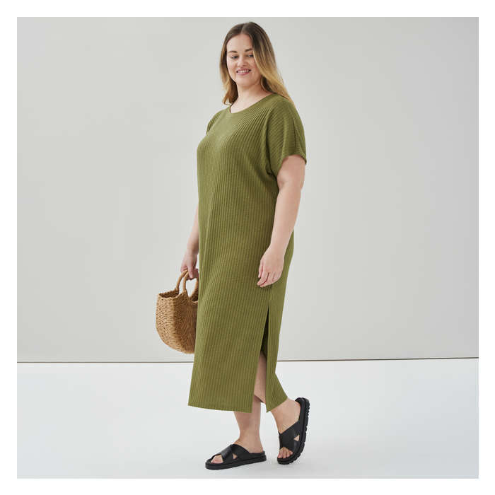 Aux Femmes Robe maxi côtelée texturée Femmes+ - Olive