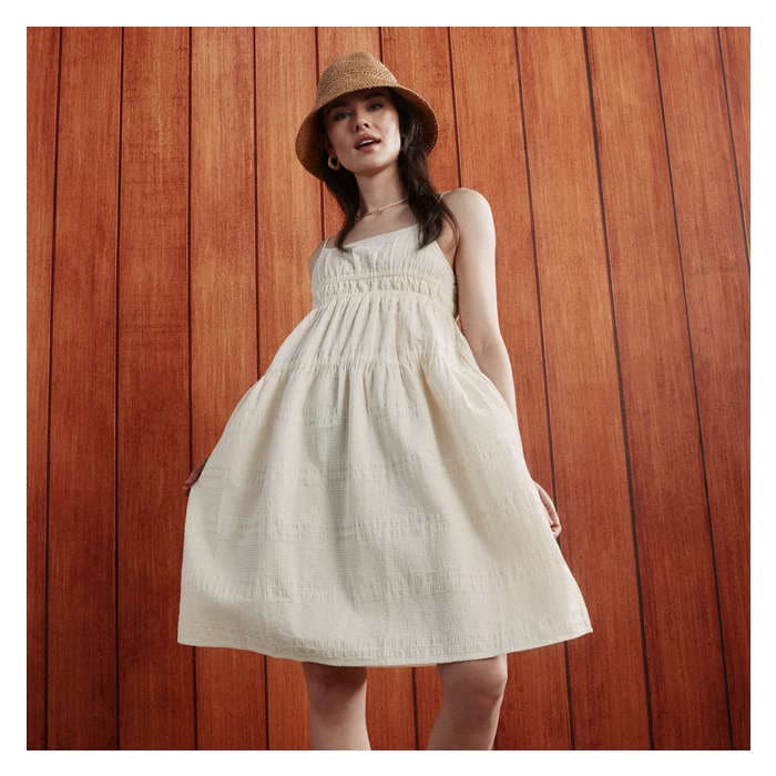 Aux Femmes Robe tissée en tissu gaufré - Crème